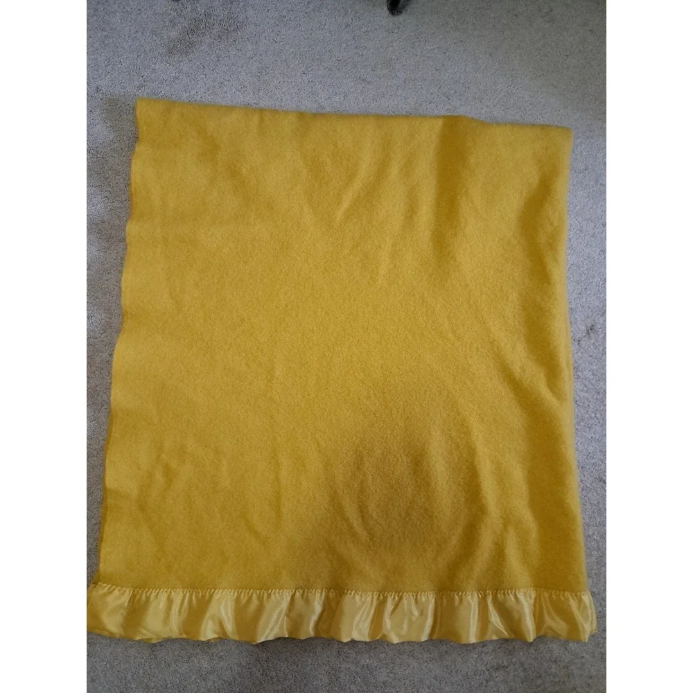 VTG Stevens Forstmann Yellow 100% Wool Blanket  Twin size 74 X 68